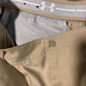 Boys Under Armor pants in excellent condition.